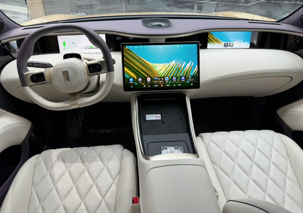 这款阿维塔11的内饰给我留下了深刻的印象，最喜欢的还是中控屏幕，并不像其他新能源