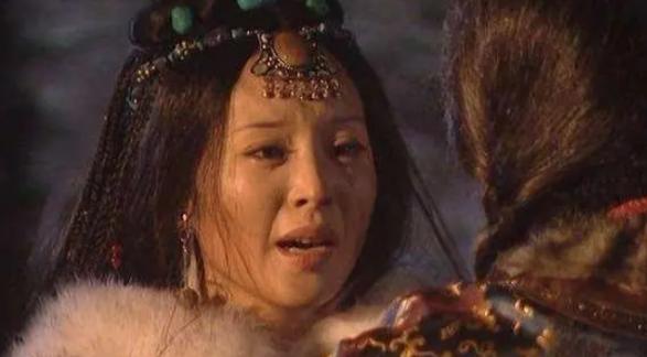 公元1635年，皇太极下令扒光亲姐姐莽古济的衣服，并且让刽子手处以凌迟极刑。每剐