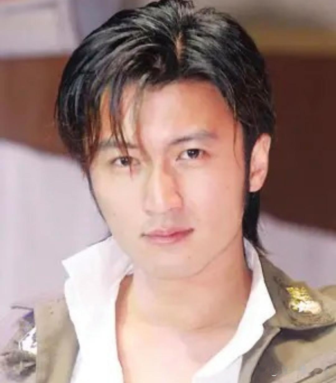 1.单依纯时尚资源很好得益于她的经纪人，再加上她长相就受那个圈子喜欢。2.白鹿拍