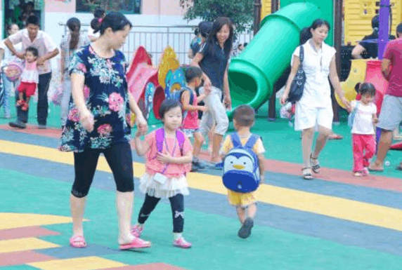 幼儿园放学太早, 下班晚没办法接孩子怎么办?