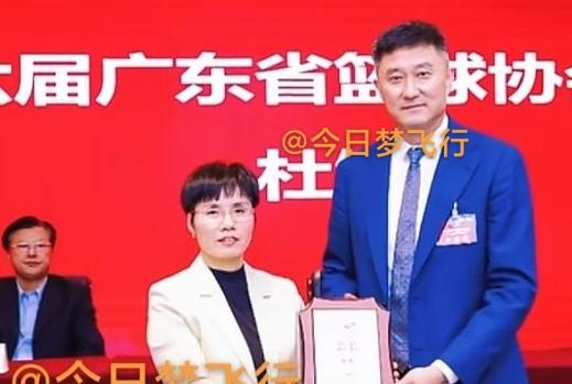 广东队下一任主教练会是谁？昨天杜锋当选为新一届广东省篮球协会会长，这就意味着杜锋