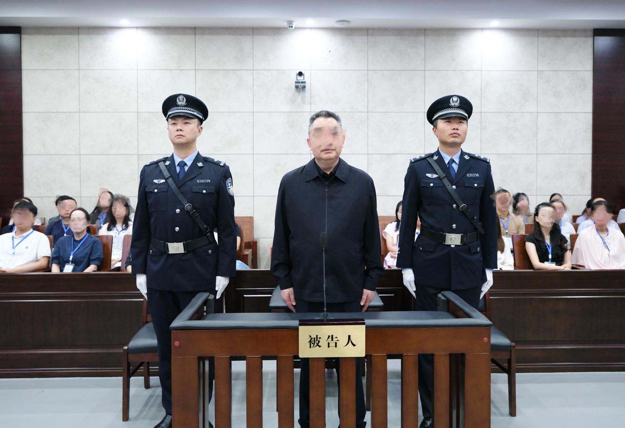 又一位“大老虎”被打了！据悉，四川省人大常委会原副主任，副部级官员宋朝华在任职期
