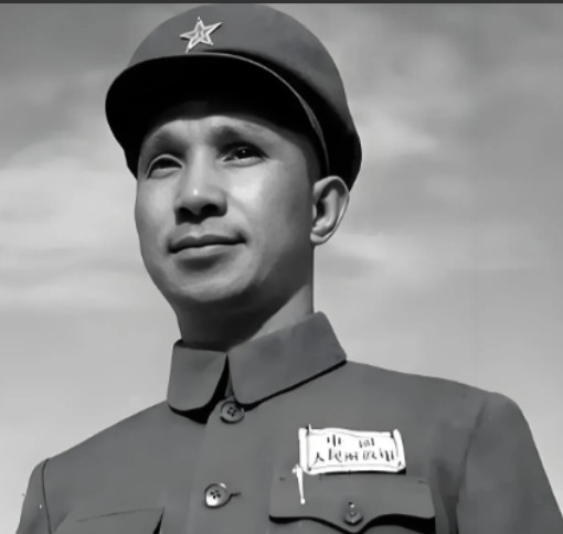 1955年，毛主席说：“论功、论历、论才、论德，粟裕完全有资格领元帅衔。”这时周