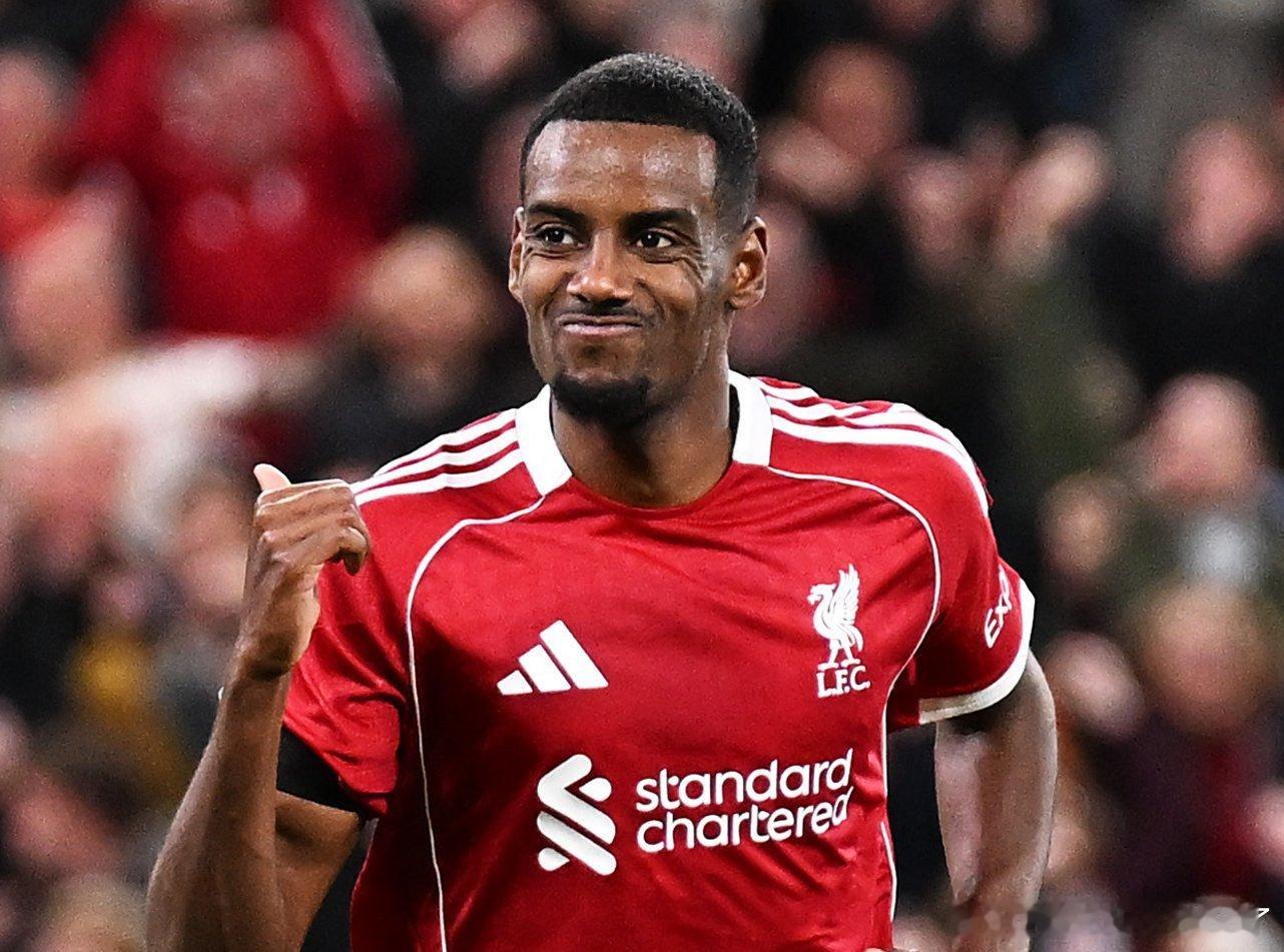 绿帽哥爆料正在确认伊萨克是否首发。在利物浦队早间散步时，他看起来神情郁闷，不过这