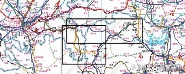 黔张常铁路要被取代了。这条时速200的普铁因为两端接不上、绕路多，一直没啥人坐。