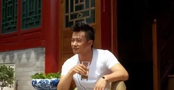 2006年，于波花260万在北京买了2套破破烂烂连厕所都没有的四合院，当时朋友都