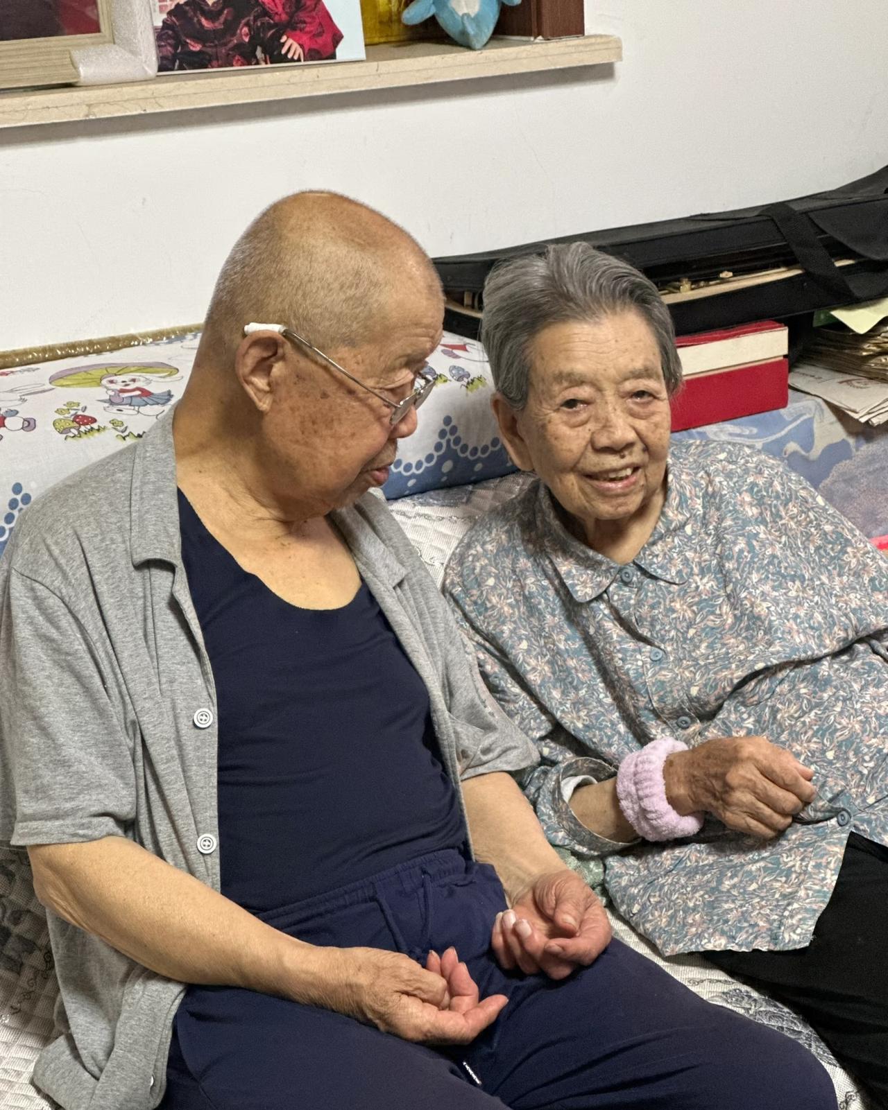 我奶奶一辈子生了六个女儿，我爷爷还是不甘心，让我奶奶继续生，果然第七胎生了我小大