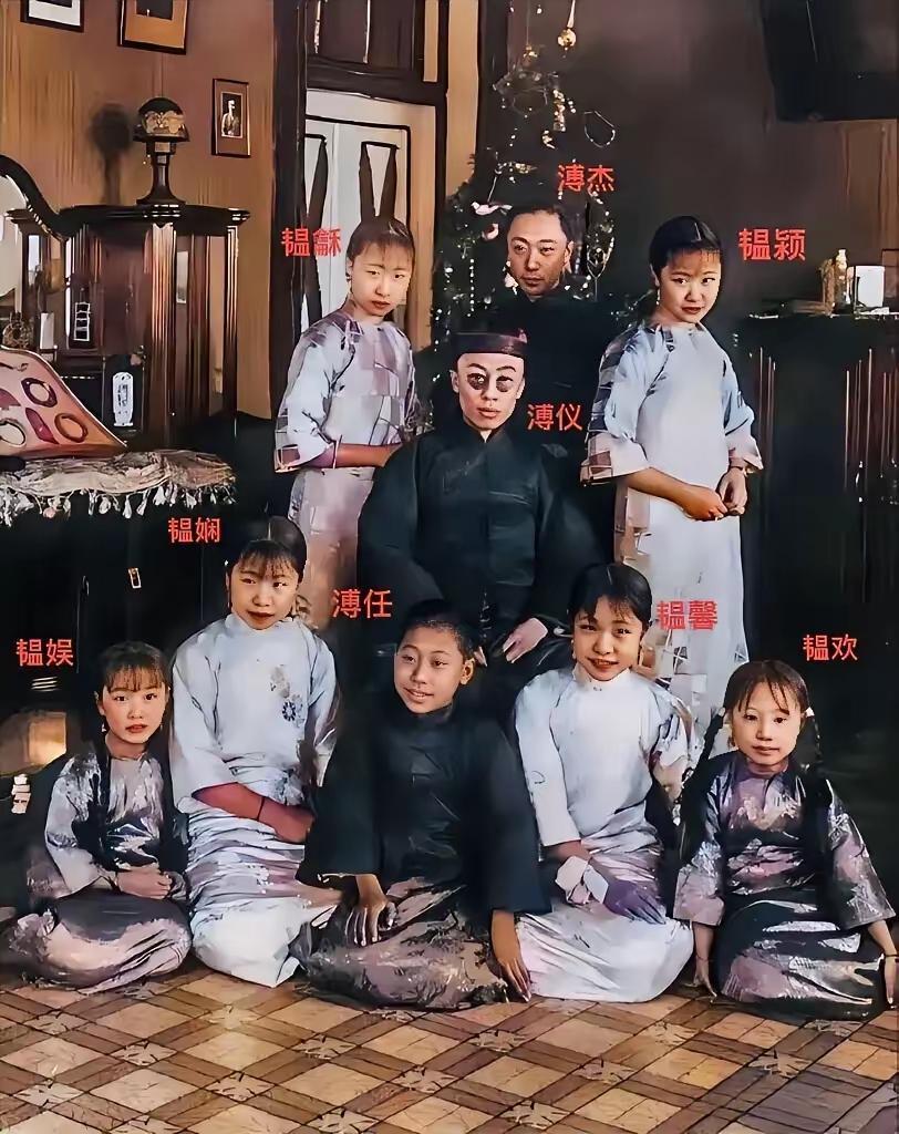 看到溥仪和弟弟妹妹在天津的这张合影，就想起那段风云变幻的历史。溥仪4岁登基，在位