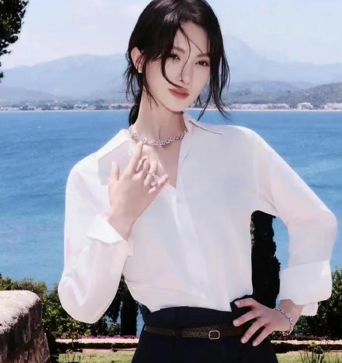 金晨，变化太大了！5月29日下午，金晨在社交平台晒出一组最新写真，看完只能说