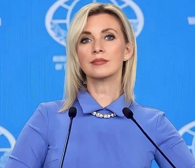 大快人心！看扎哈罗娃如何当面羞辱日本记者。日本记者的话筒刚举起来，全场的摄像