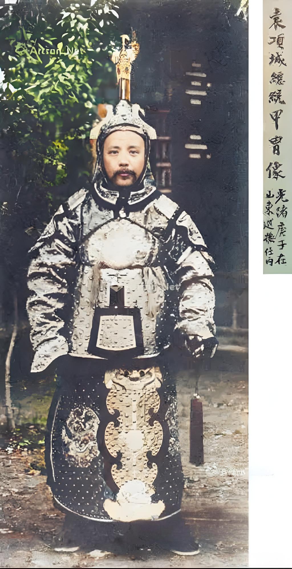 1900年，袁世凯任山东巡抚时身着清朝甲胄。
