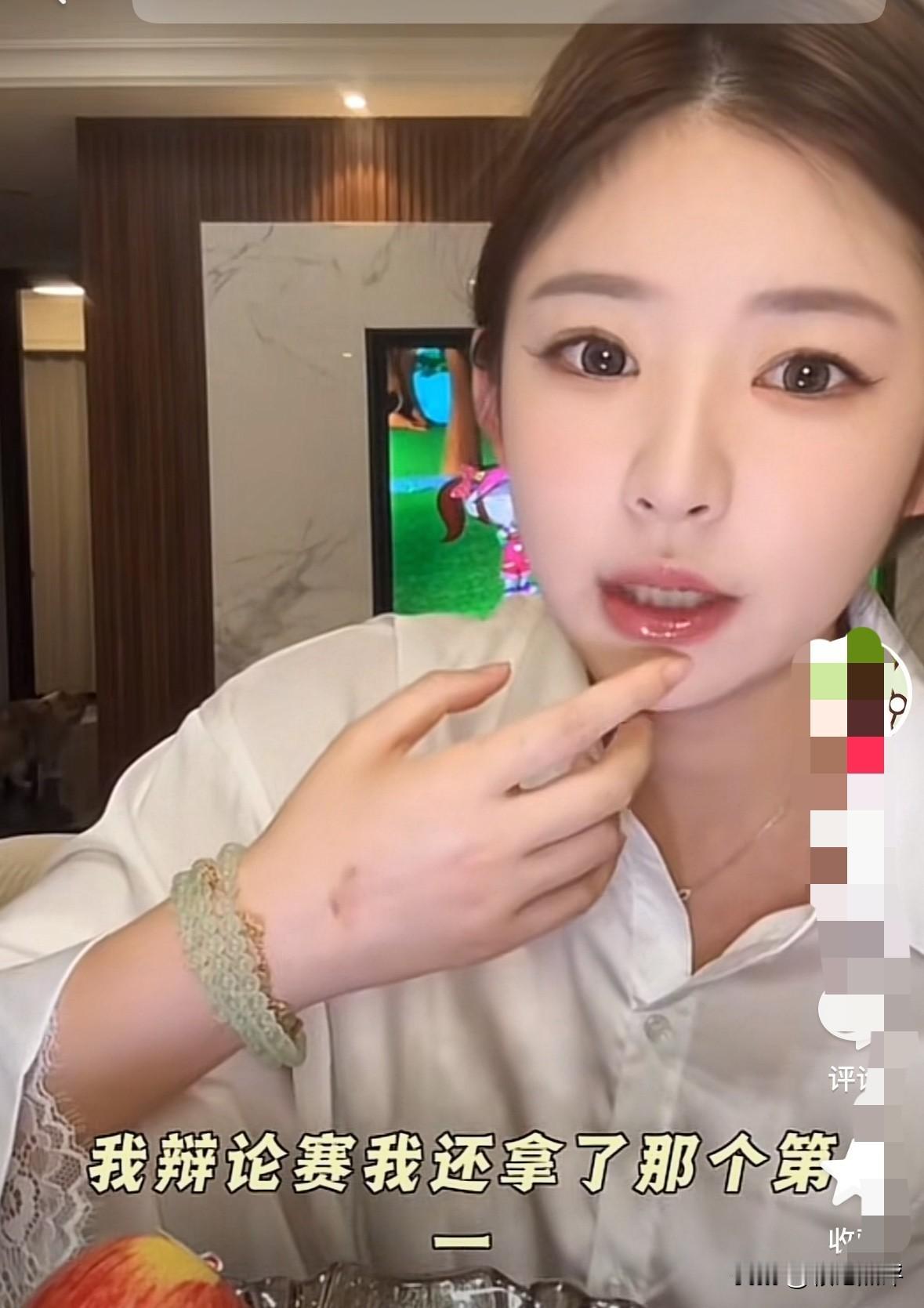 近日，黄一鸣在直播中聊起自己和妈妈吵架的经历。她说，有一次妈妈问她，为什么对猫比