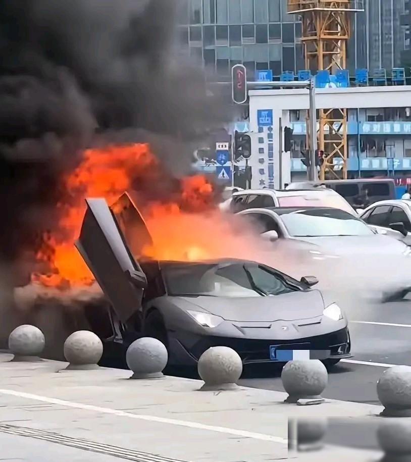 “不作死就不会死”，广州街头一声炸响，近千万兰博基尼烧成空壳。别看这大玩具平时是