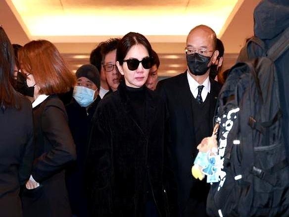 写红王菲那英的袁惟仁，走得比谁都体面。卧病6年成植物人，走的时候身边是守了