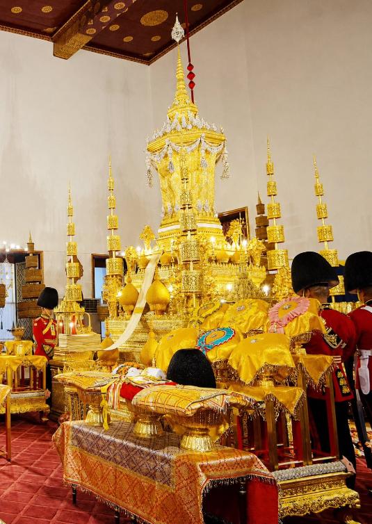 帕公主灵堂照曝光，金棺和七层白盖伞已经够显赫，绿色绶带勋章更抢镜！泰王为长公