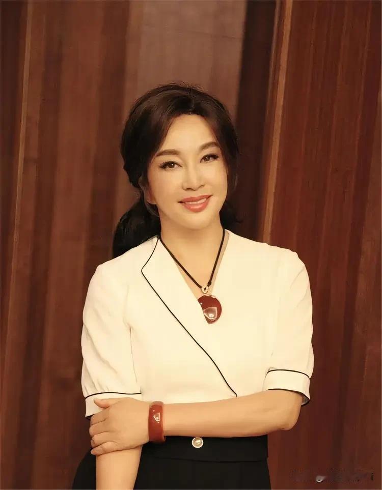 主持人问刘晓庆，中国最好的演员是你，肯定，现在呢？中国最好的演员是谁？更加是我。