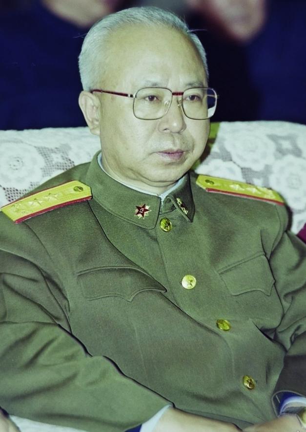 隗福临上将高清照片。他是辽宁新宾人，杰出的满族上将。隗福临参加后，从基层干起，逐