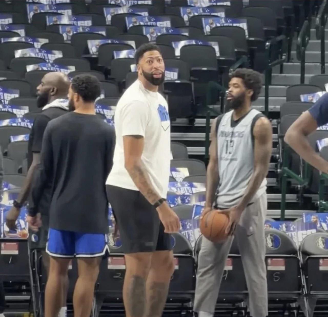 安东尼-戴维斯的健康问题再次触发独行侠管理层关于交易的神经。美媒报道：如果独行侠