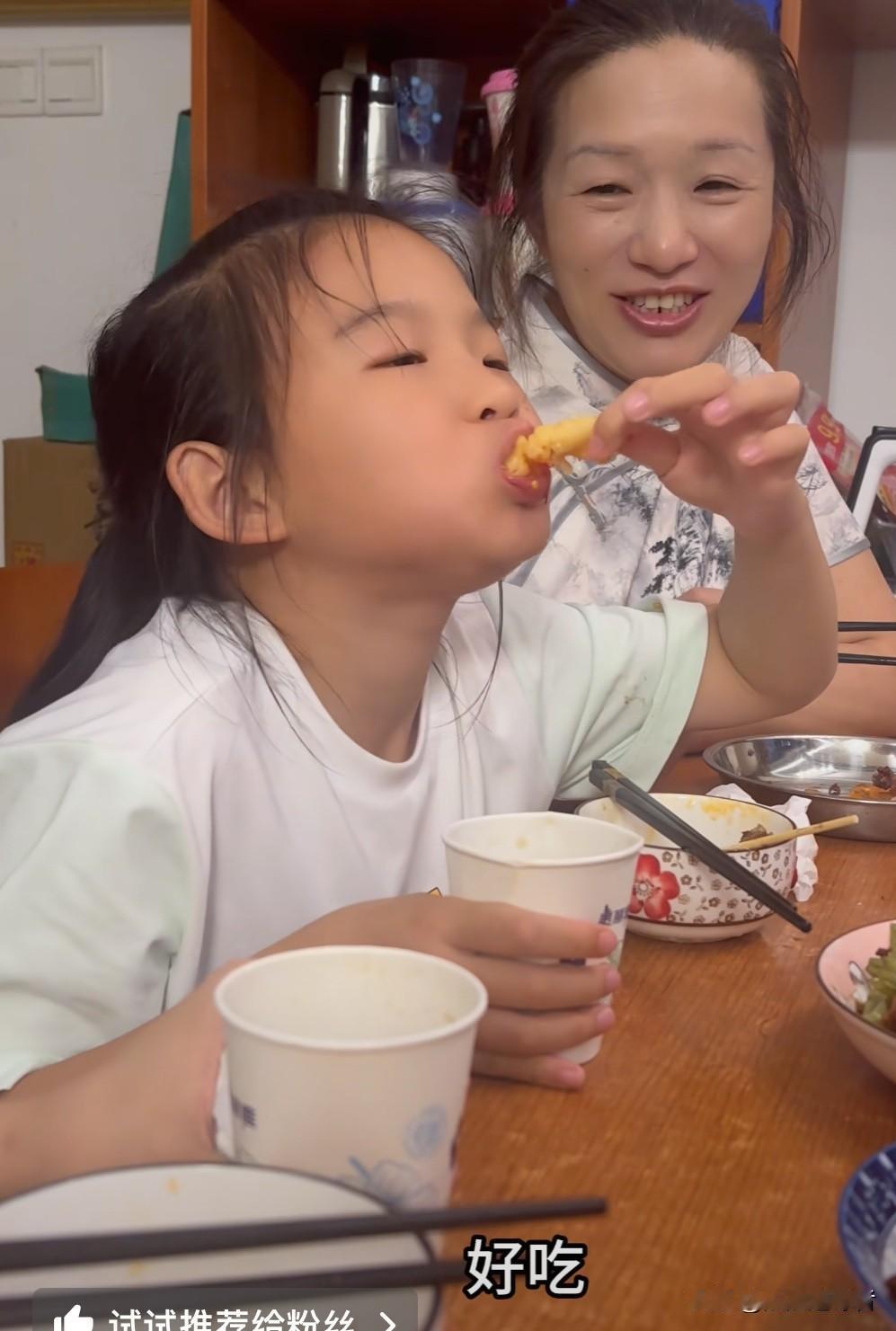 今天，谢浩男妈妈更新了视频。在视频里，谢浩男一家还有亲戚朋友在一起聚餐，谢浩男妈