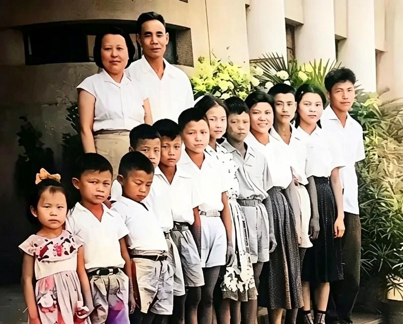 1961年，开国中将吴信泉携夫人与12个子女拍摄罕见全家福，一家人整整齐齐，团团
