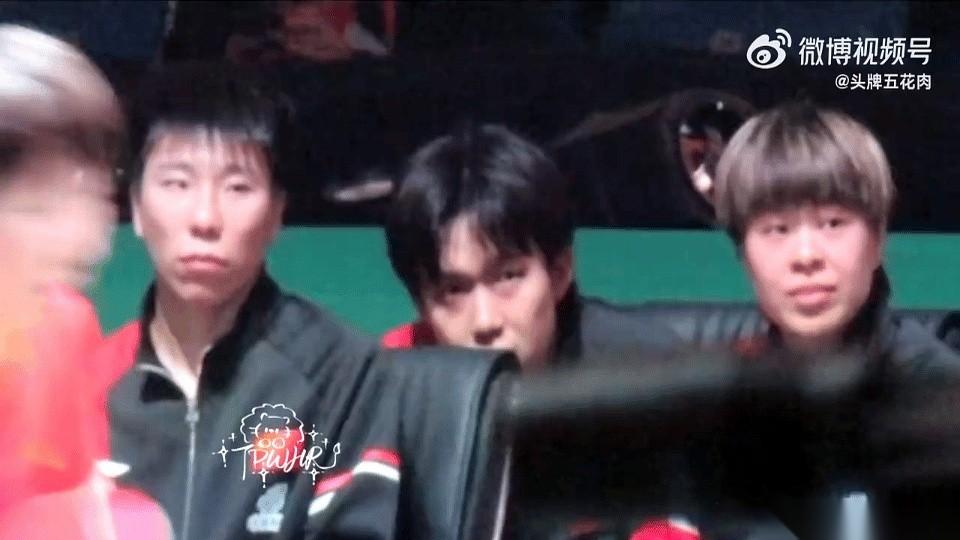 我真的要被王楚钦笑死。镜头突然切到他，那眼睛瞪得溜圆，嘴巴张得能塞下一个鸡蛋。