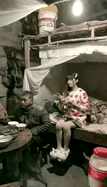 穷成这样还能娶到老婆还有没有天理啊？[无奈吐舌]