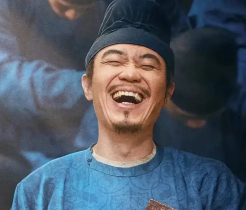 大鹏估计现在可没有海报上笑的这么开心了！他想过暑期档可能跟别的电影抢票房，所以请