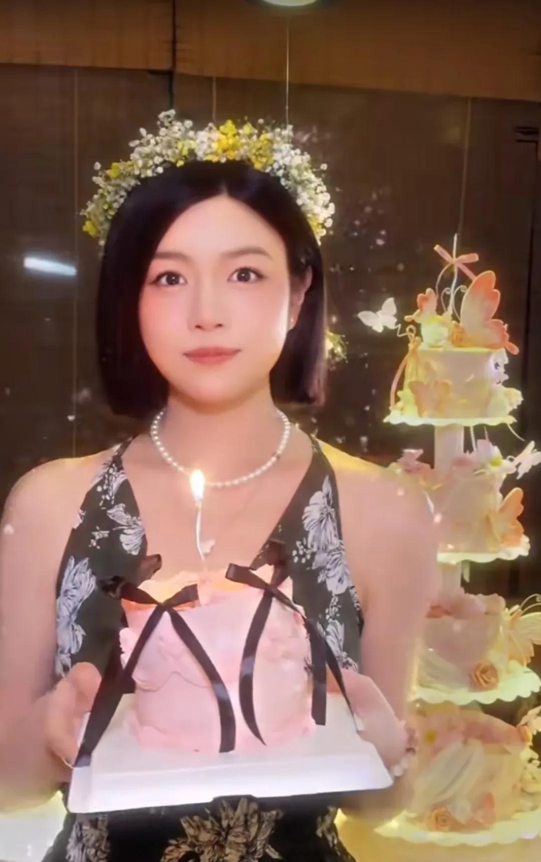 看到这样的陈妍希，陈晓肠子都悔青了吧！陈妍希42岁生日，恰逢端午节。戴着花环