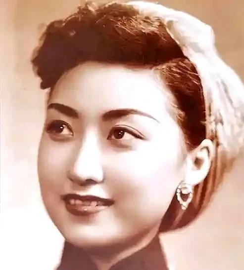 没想到庾澄庆的妈妈年轻时这么漂亮，是大美女！庾澄庆的妈妈叫张正芬，1931年生人