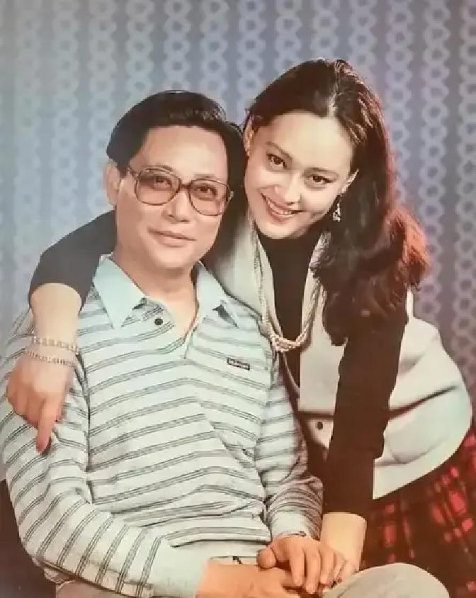 1983年，21岁的宋佳嫁给了42岁的京剧泰斗张学津，对方比她大21岁，还离过婚，谁也没想到，10年