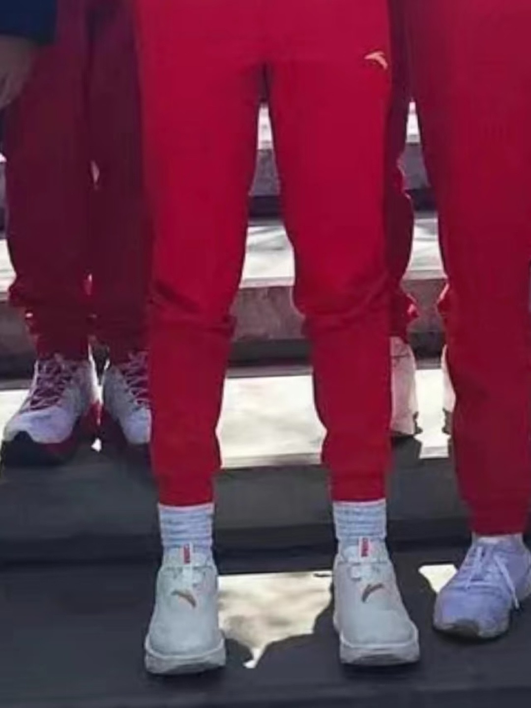 谷爱凌的腿真是又直又长，把裤子扎进袜子里都这么好看，居然还穿出了一种时尚感