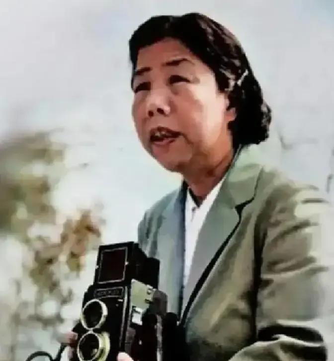 1927年4月，邓颖超在广州产下一子，由于这个孩子生下来体重太大，有10磅重，超
