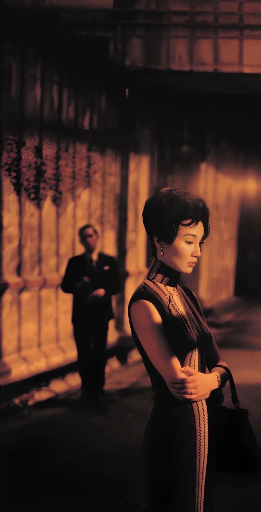 那些消逝了的岁月仿佛隔着一块积着灰尘的玻璃看得到，抓不着——《花样年华》晚安