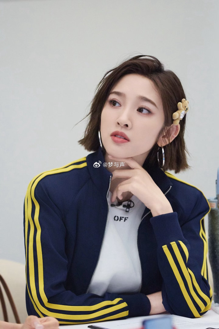 唐艺昕饭撒撒到路过大爷大爷回家后：老伴，今天有个仙女冲我笑了，比电视剧里还好看