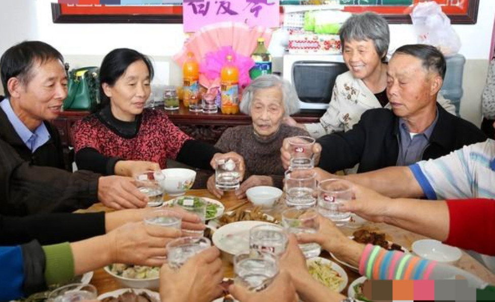 婆婆去世，两个小叔子临走喊我：嫂子，咱商量一下老房子归谁所有2018年冬，陈