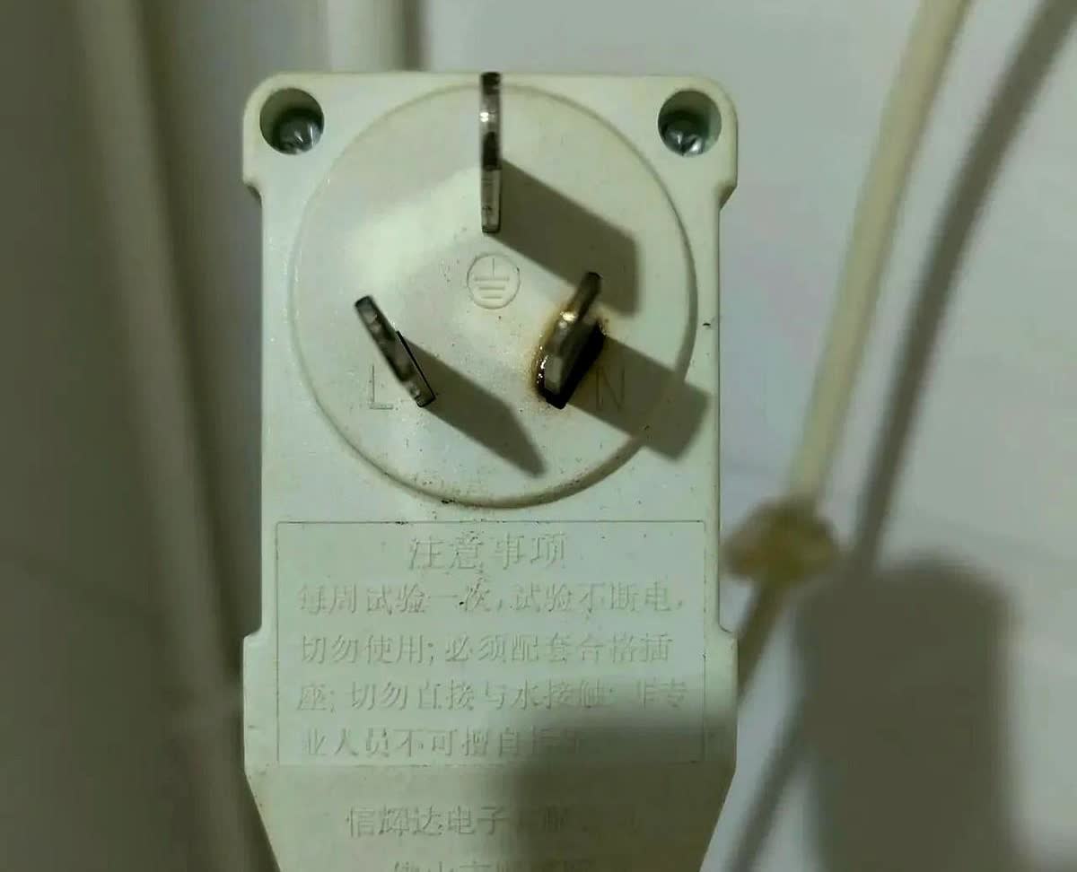 河北一名女子晚上洗澡时突然发现卫生间墙上的插座冒出火花吓得赶紧关掉了热水器第二天
