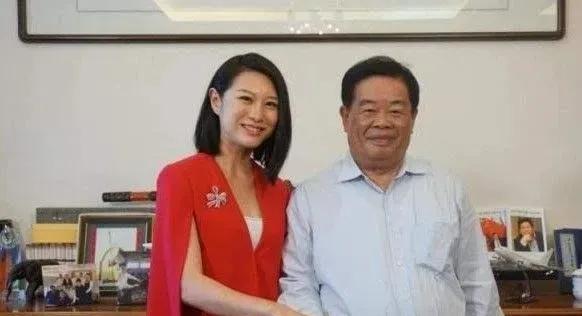1971年，曹德旺当炊事员时，发现有女人偷东西，抓住她后，女人立马求饶：