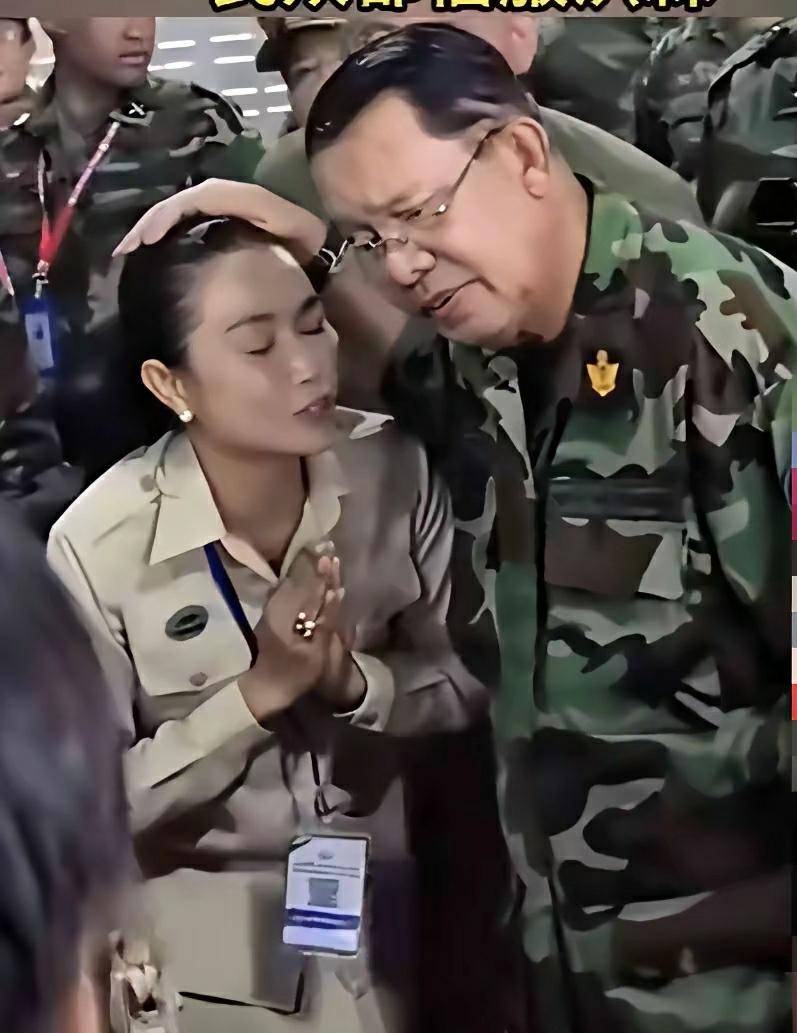 都说柬埔寨有个风俗，不能摸小孩的头，但是洪森不但摸小孩的头，还摁着女人的头。洪