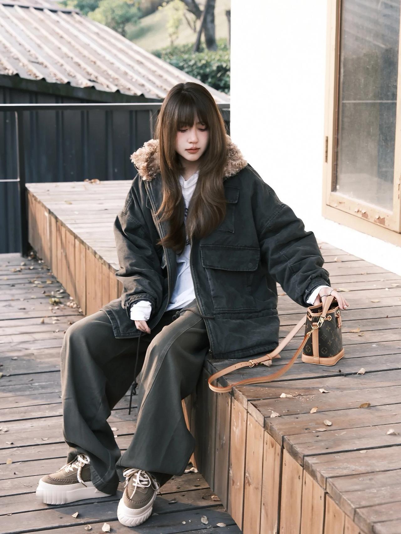 落叶纷飞，独坐长凳思悠悠