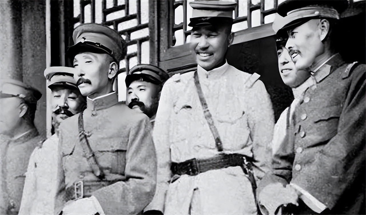 1922年，张作霖参加日本人的酒会，刚要落座，便被贴身保镖宫宝田一脚踢开。只听“