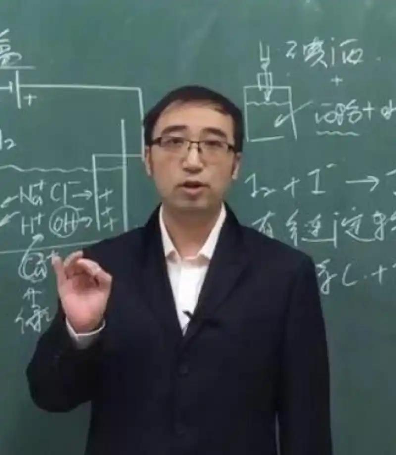 清华、北大“双料学霸”李永乐，去外企求职却屡屡碰壁，经过深思熟虑后，他转身走