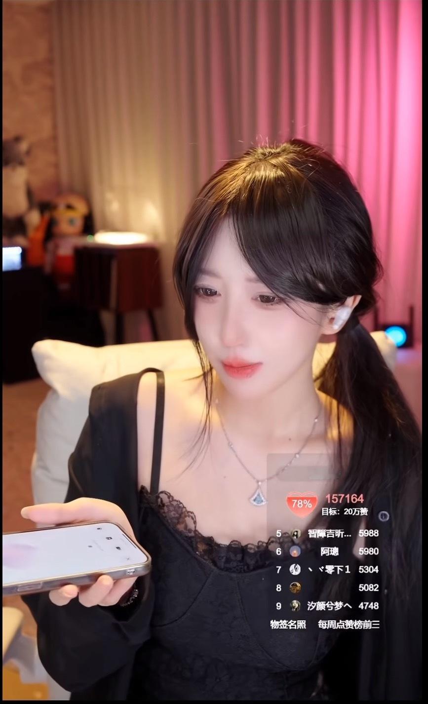 呆妹儿问豆包自己自己和YYF关系怎么样，豆包回复：他两关系不错，当时呆妹合同到期