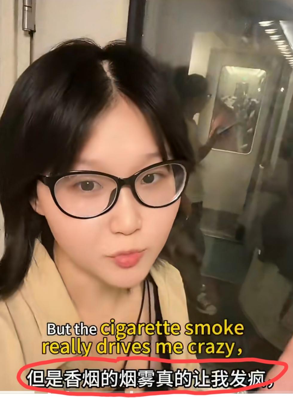 女生乘坐绿皮火车，发现车上有人抽烟后，心生不满，可她却做了一个让所有人都看不懂的