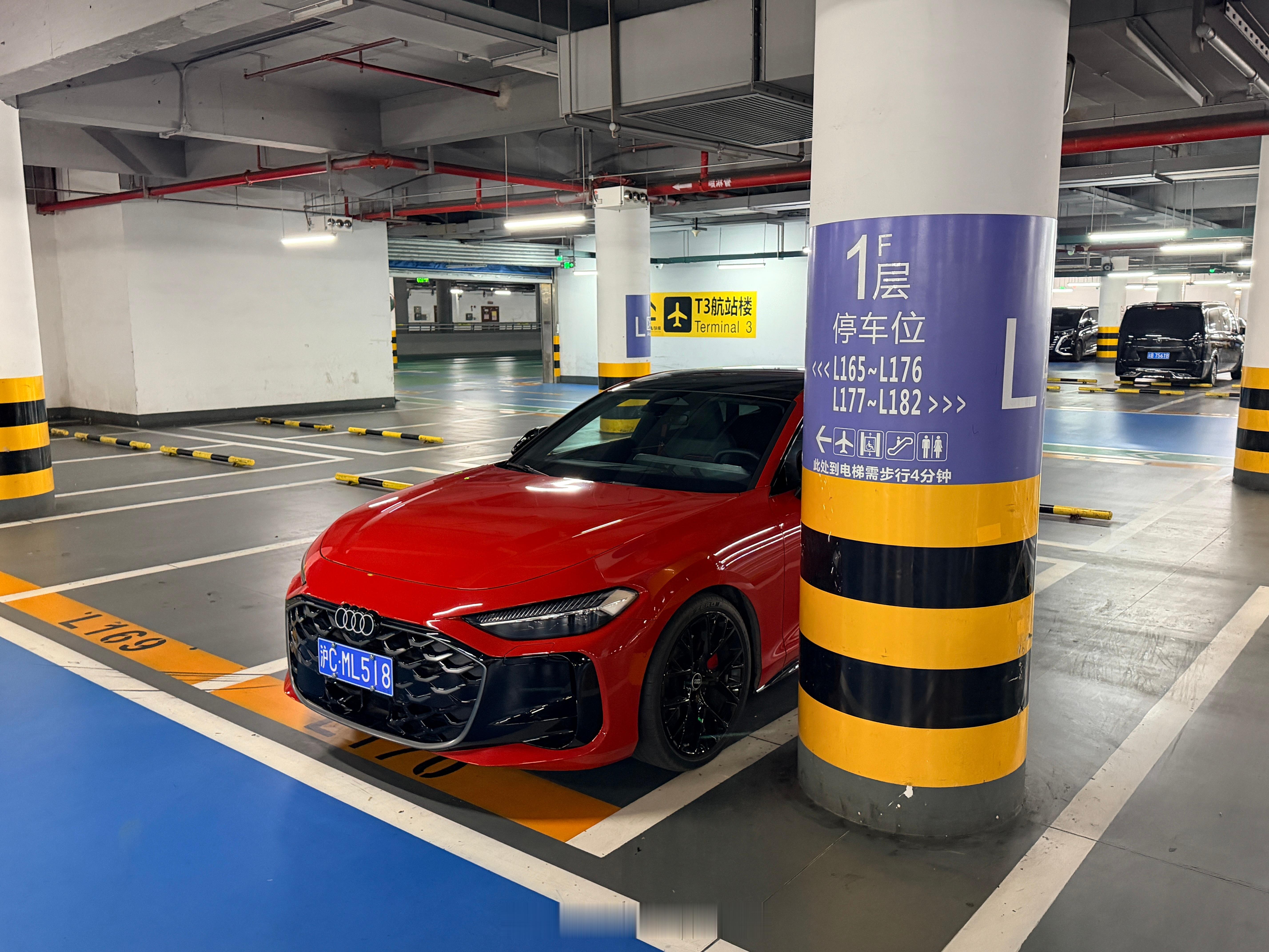 A5L就是那种开起来不大但停车就知道多大的那种车，所以我一般停左边，方便我也方便