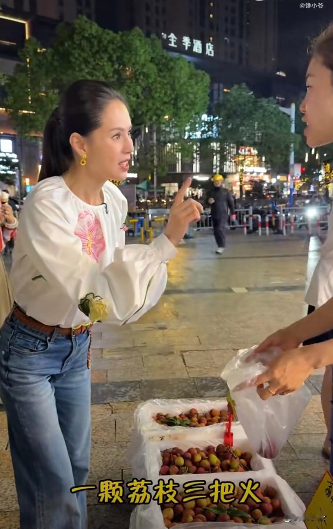 哈哈，李若彤看到这么大的荔枝很惊喜，还说一颗荔枝三把火，意思就是不能多吃嘛？！[