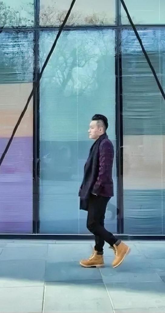 我信文字是巧言令色的，所以曾颖说喜欢孙某，陪他在出租屋吃泡面，吃白开水，我也理解