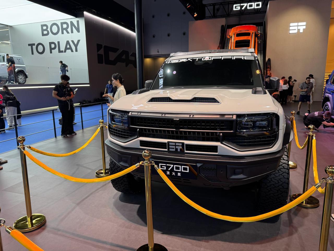 捷途纵横G700亮相2025成都车展新车定位硬派越野SUV，采用非承载式车身