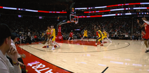 争议很大，在火箭和湖人的比赛中出现了具有争议的一幕，这一幕直接让杜兰特自己都彻底