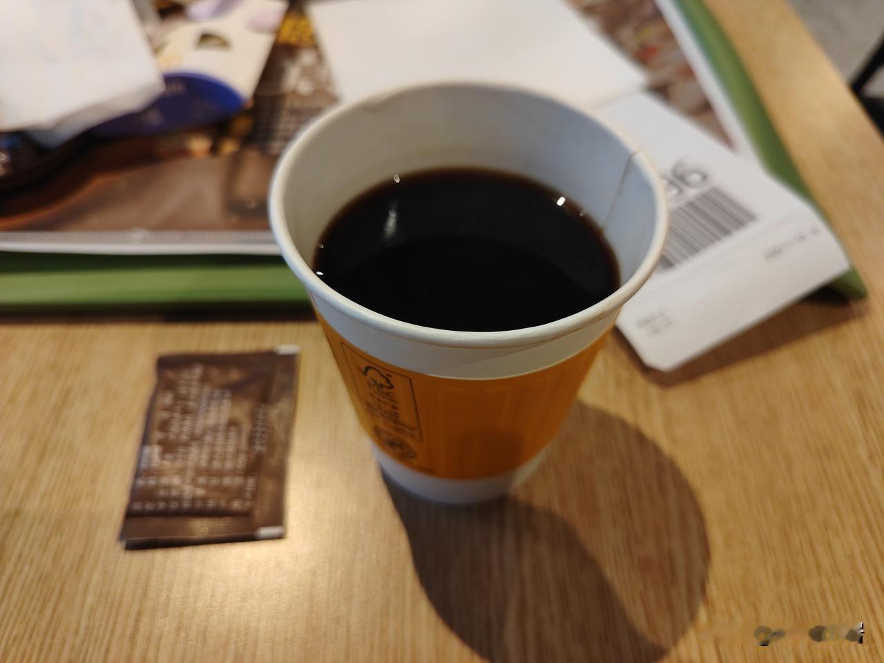 在麦当劳成功续了一杯咖啡！由于中午没怎么吃饭，下午点了一份麦当劳单人套餐。喝了一