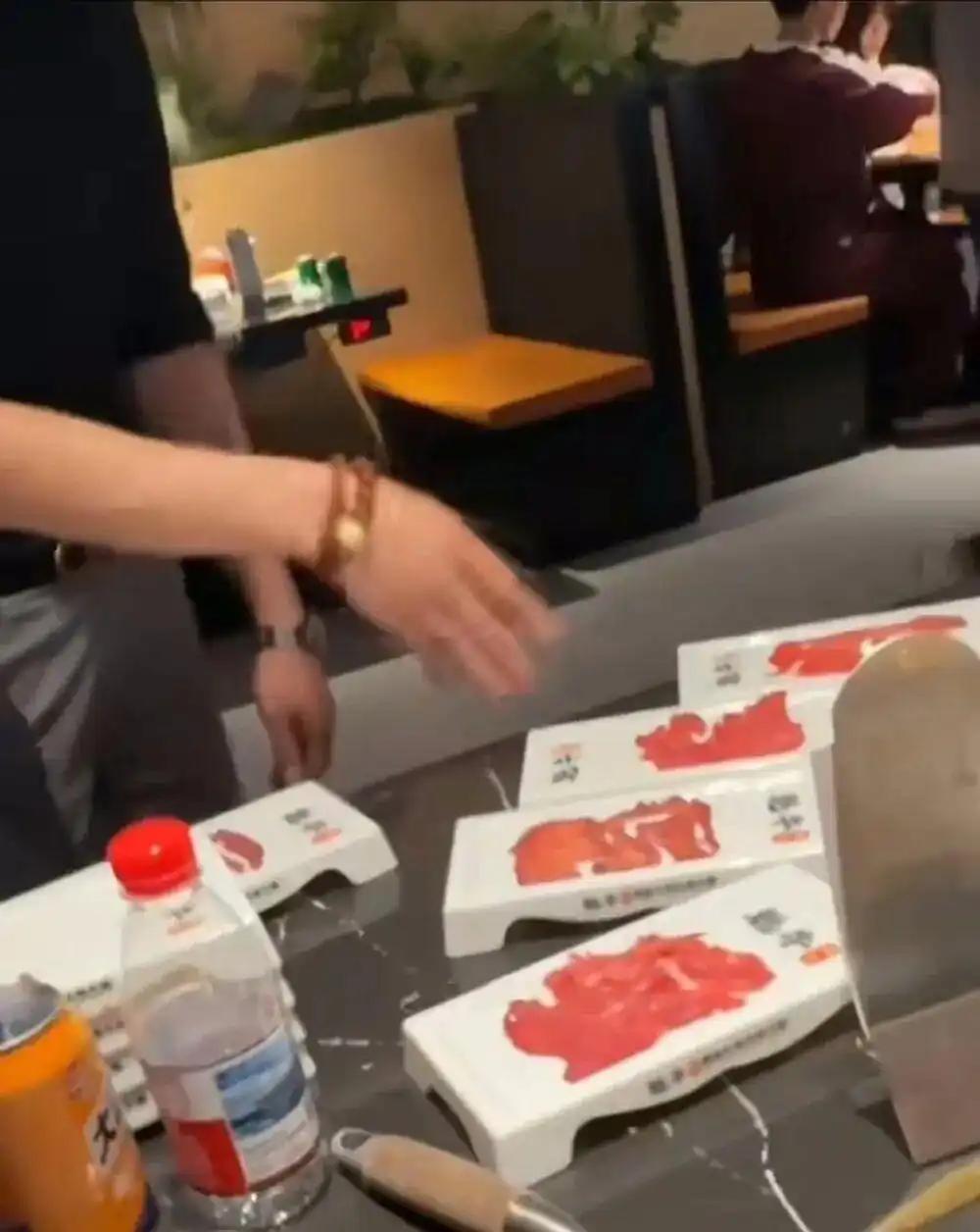 “太离谱了！”黑龙江哈尔滨，一个顾客去自助火锅店吃火锅，一共要了40盘肉，吃到最